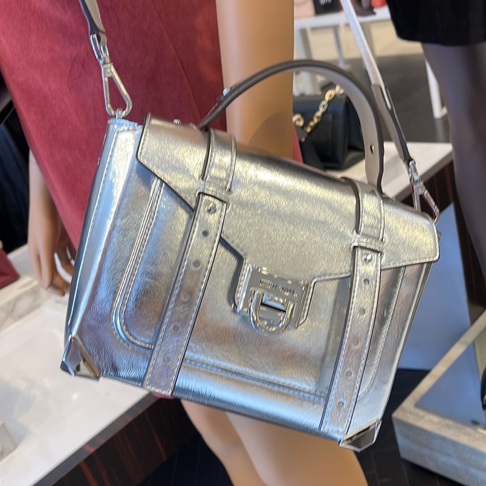 MICHAEL KORS
Manhattan Medium TH SCHOOL Crackled Metallic Leather SATCHEL
NWT